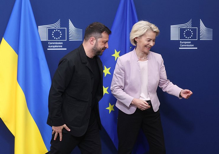 EU-Kommissionspräsidentin von der Leyen empfing Selenskyj am Sonntag in Brüssel. Die Deutsche wird auch mit nach Washington reisen. - © Uncredited/AP/dpa