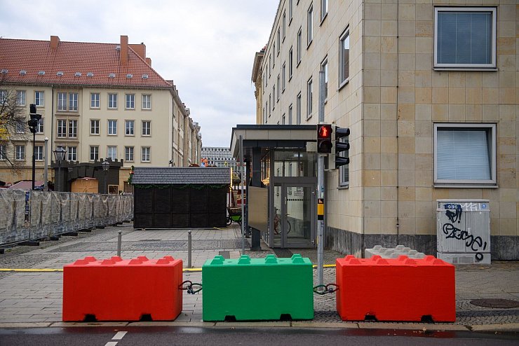 Laut dem Landesverwaltungsamt schaffe der Veranstalter mit dem Weihnachtsmarkt ein potenzielles Anschlagsziel. - © Klaus-Dietmar Gabbert/dpa