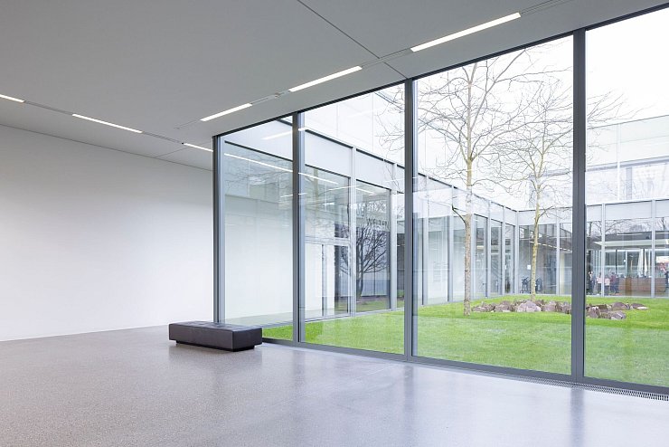 Drinnen mit großem Energieaufwand klimatisiert, draußen mehr Grün: Das Museum Folkwang in Essen arbeitet - sammen mit anderen Häusern - an seinem CO2-Abdruck. Dazu gibt es jetzt ein Klima-Zusatzticket. - © Marcel Kusch/dpa