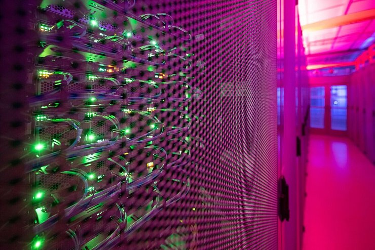 Superzentren sollen besonders leistungsstarke KI-Modelle trainieren (Archivbild). - © Sebastian Gollnow/dpa