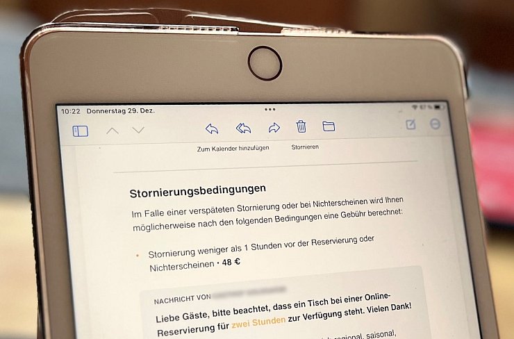 Im Rahmen einer Online-Reservierung in einem Restaurant wird auf die Stornierungsbedingungen hingewiesen. Demnach wird im Fall einer verspäteten Stornierung oder bei Nichterscheinen möglicherweise eine Gebühr von 48 Euro berechnet. - © Kathrin Deckart/dpa