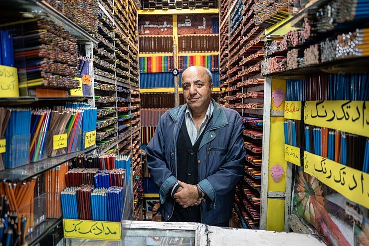 Für Mohammed Rafi ist der Verkauf von Buntstiften eine echte Leidenschaft. - © Arne Bänsch/dpa