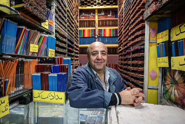 Für Mohammed Rafi ist der Verkauf von Buntstiften eine echte Leidenschaft. - © Arne Bänsch/dpa