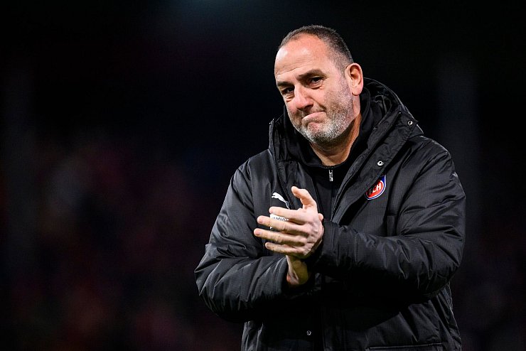 Trainer Frank Schmidt wechselt mit dem 1. FC Heidenheim nun schnell den Fokus aufs Spiel gegen Frankfurt. - © Tom Weller/dpa