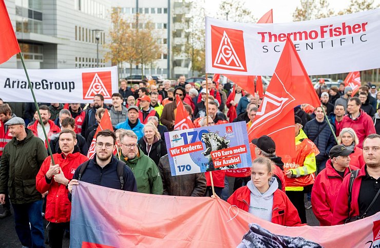 Die IG Metall organisiert weitere Warnstreiks. - © Hauke-Christian Dittrich/dpa