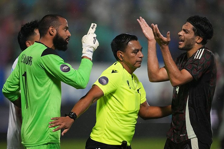 Honduras gewann das hitzige Spiel gegen Mexiko mit 2:0. - © Moises Castillo/AP/dpa