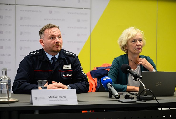 Michael Klahre, Sprecher der Feuerwehr Dresden, und Simone Prüfer, Chefin des Straßen- und Tiefbauamtes in Dresden, berichten vom Zeitdruck bei den Abrissarbeiten am eingestürzten Teil der Carolabrücke. - © Robert Michael/dpa
