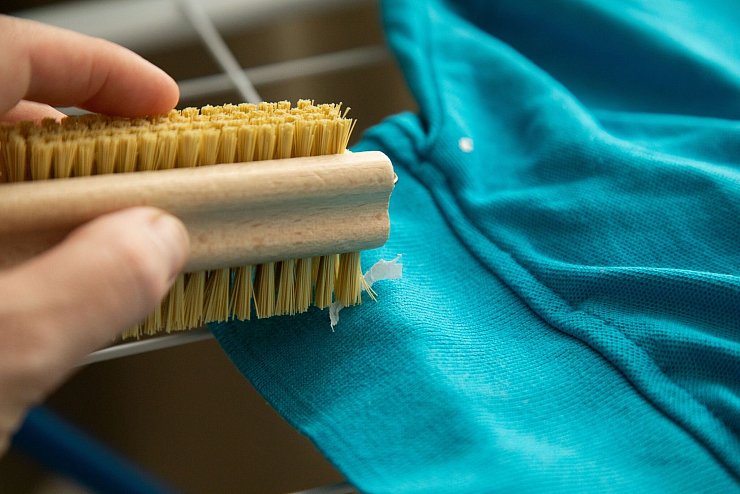 Schritt 2: Mit einer Nagelbürste über die trockenen Taschentuchreste bürsten. - © Christin Klose/dpa-tmn