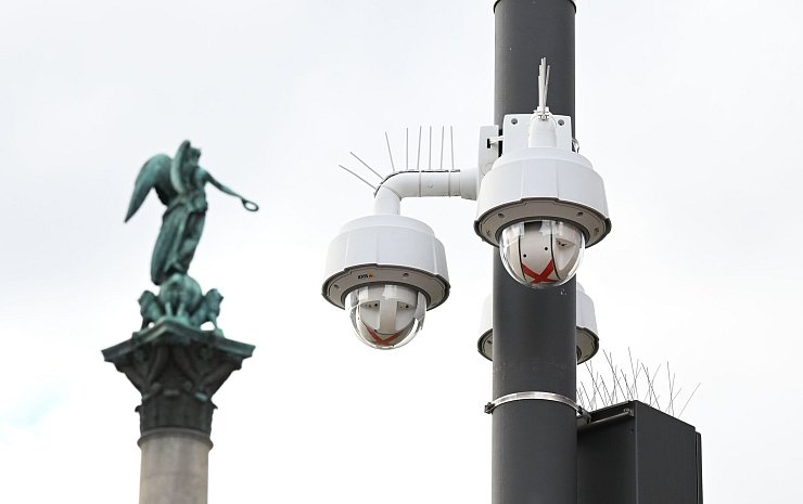 Auch einen Ausbau der Videoüberwachung fordert die Gewerkschaft. (Archivbild) - © Bernd Weißbrod/dpa