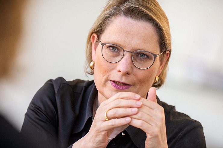Bundesjustizministerin Stefanie Hubig (SPD) hält es für sinnvoll, eine gemeinsame Mutterschaft ab Geburt zu ermöglichen. (Archivfoto) - © Michael Kappeler/dpa
