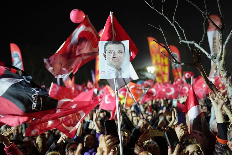 Die Menschen wagen sich in Istanbul, Ankara und Izmir trotz Demo-Verboten auf die Straßen. - © Francisco Seco/AP/dpa