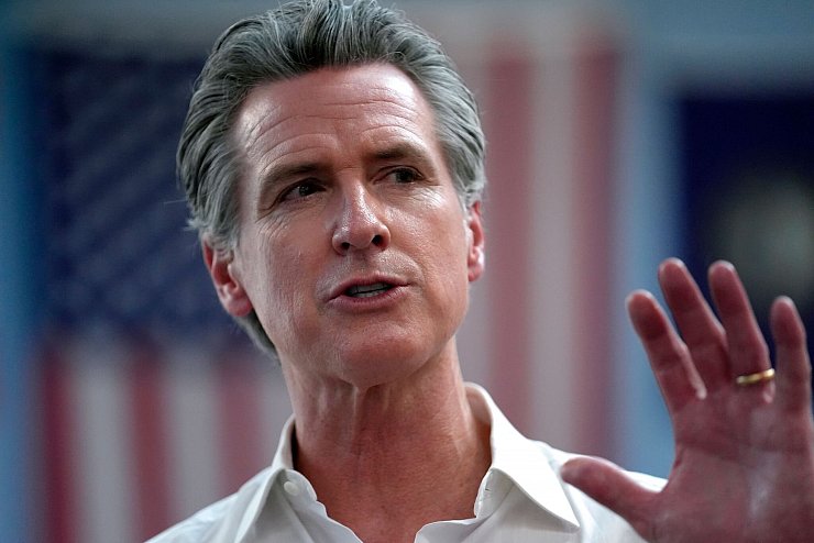 Kaliforniens Gouverneur Newsom will nicht in ein verbales Gerangel mit Trump einsteigen. (Archivbild) - © Steven Senne/AP/dpa