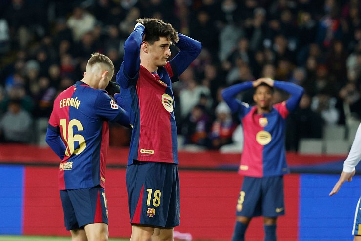 Auch um die Spielgenehmigung von Barcelonas Pau Victor (M) wird gestritten. - © Joan Monfort/AP/dpa