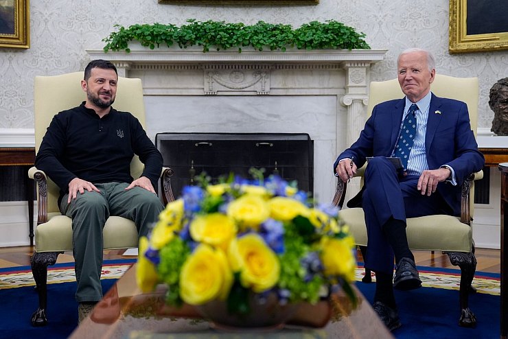 So saßen Biden und Selenskyj im Weißen Haus zusammen. In Ramstein wird es kein Treffen geben. (Archivbild) - © Susan Walsh/AP