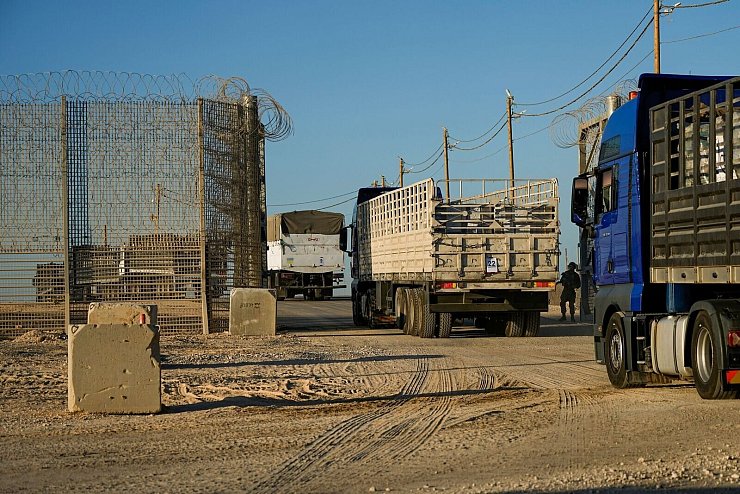Lastwagen mit Hilfsgütern überqueren Grenzübergang in den Gazastreifen (Archivbild) - © Tsafrir Abayov/AP/dpa