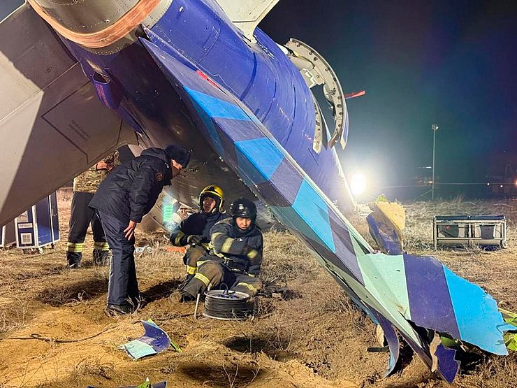 Aserbaidschan sprach nach dem Absturz vom Einsatz einer Waffe gegen das Passagierflugzeug. (Archivbild) - © Uncredited/Kazakhstan\\\'s Emergency Ministry/AP/dpa