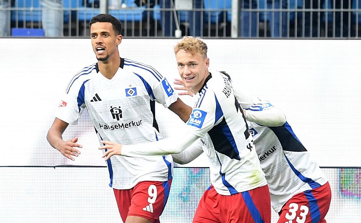 Hamburgs Robert Glatzel (l) und Adam Karabec jubeln nach Glatzels Ausgleichstreffer. - © Daniel Bockwoldt/dpa