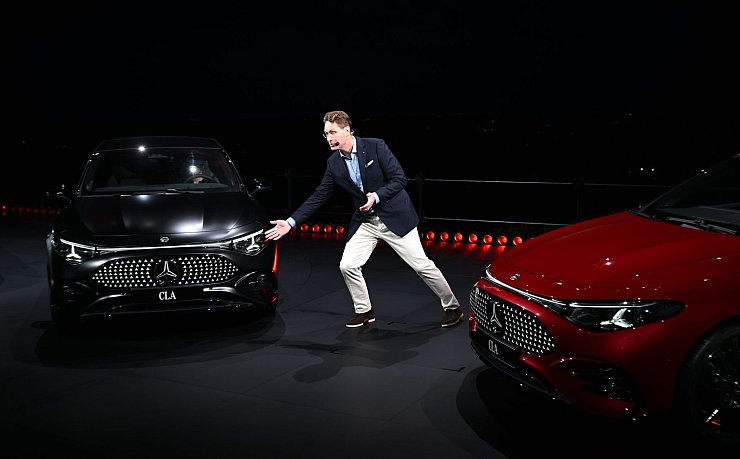 Bringt der neue vollelektrische CLA - hier bei der Vorstellung durch Mercedes-Chef Ola Källenius - die Wende bei den E-Auto-Verkäufen der Schwaben? (Archivbild) - © Marijan Murat/dpa