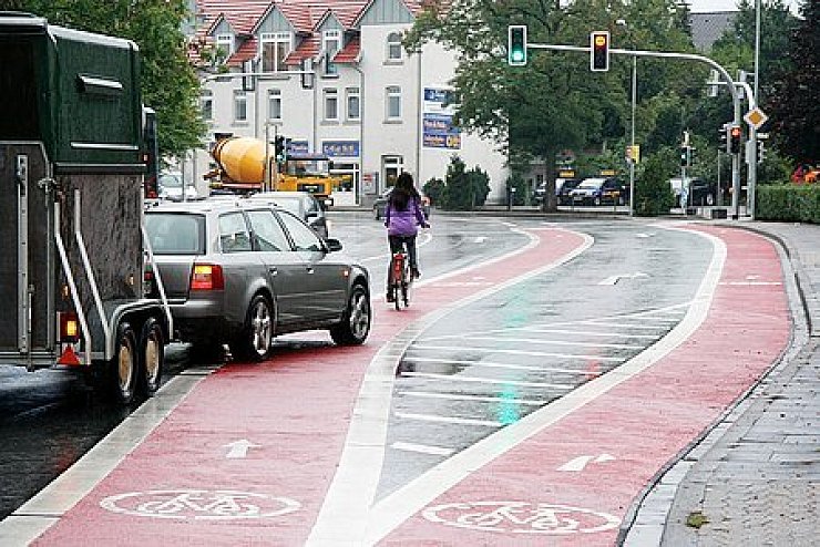 Hieran müssen sich die Lemgoer Verkehrsteilnehmer noch gewöhnen: Die Radler, die nach dem Passieren der sogenannten "Velo-Weiche" (vorne im Bild) geradeaus fahren, haben Vorfahrt gegenüber den Rechtsabbiegern. Foto: Reineke