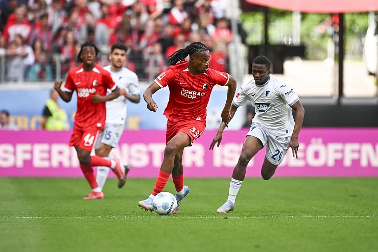 Jordy Makengo vom SC Freiburg im Laufduell mit Hoffenheims Bazoumana Toure. - © Silas Stein/dpa