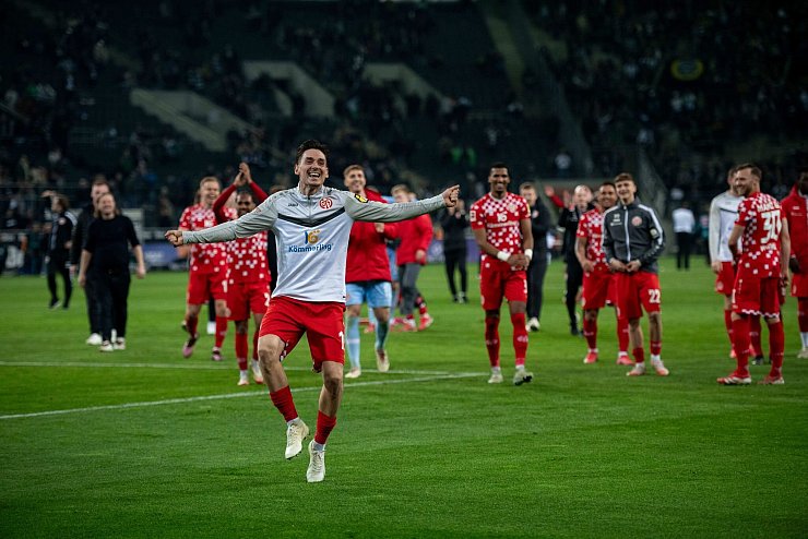 Die Mainz bejubeln den nächsten Auswärtssieg. - © Fabian Strauch/dpa