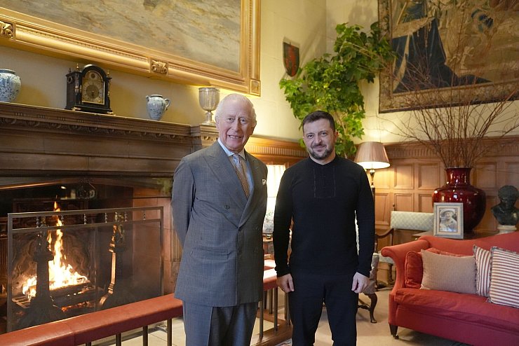 Selenskyj (r.) wurde von König Charles III. auf dem Landsitz Sandringham empfangen. - © Joe Giddens/PA Wire/dpa