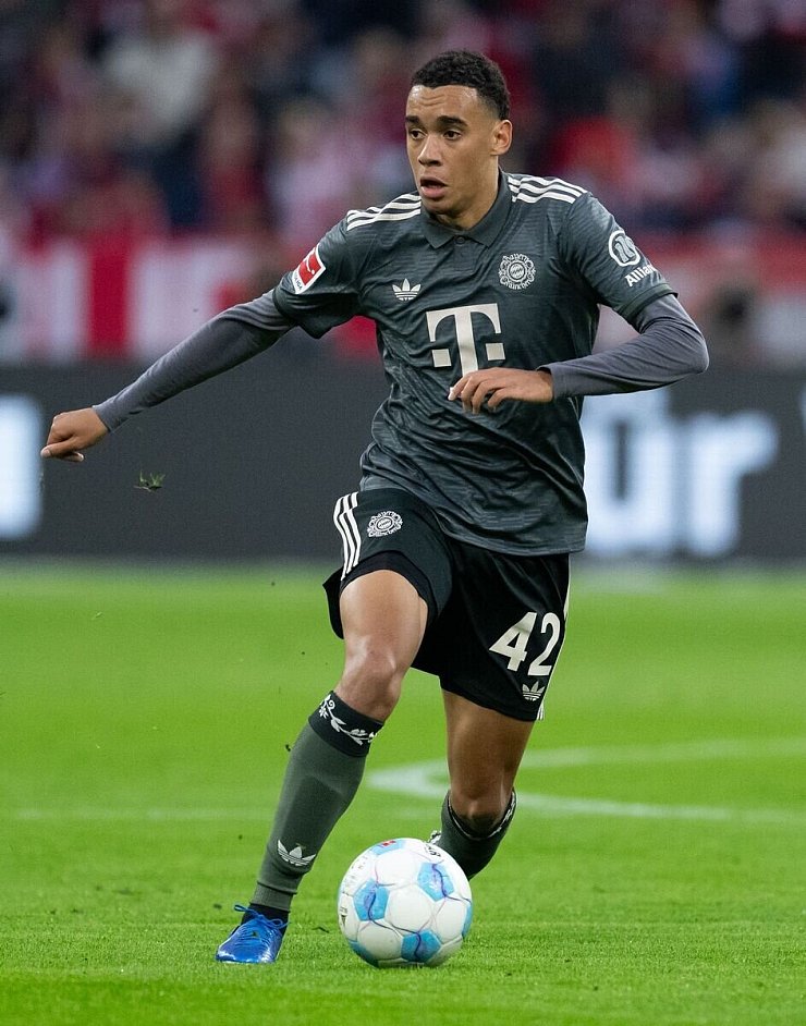 Wird er für das Barcelona-Spiel fit? Jamal Musiala. - © Sven Hoppe/dpa