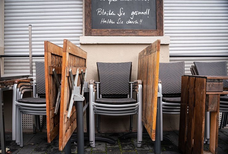 Restaurants, Bars und Cafés mussten wochenlang geschlossen bleiben. (Archivbild) - © Frank Rumpenhorst/dpa