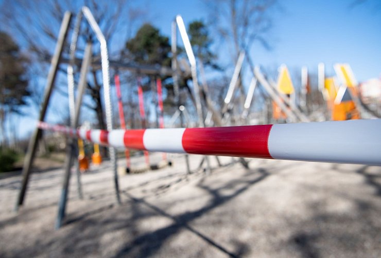 Auch Spielplätze wurden abgesperrt. (Archivbild) - © Bernd von Jutrczenka/dpa