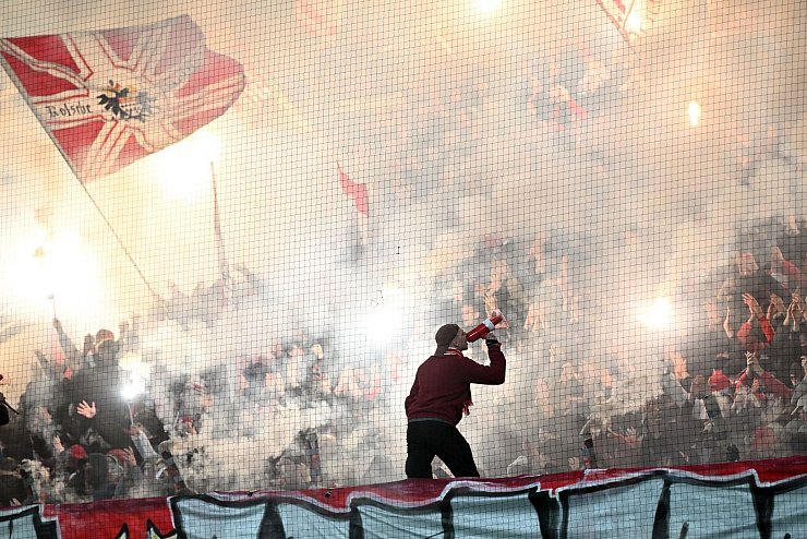 Kölner Fans sorgten gegen Hertha wegen Pyrotechnik für einen verzögerten Spielanpfiff. - © Federico Gambarini/dpa