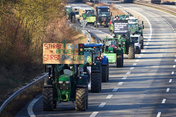 Landwirte protestieren auf der Autobahn A48 bei Weitersburg in Rheinland-Pfalz. - © Thomas Frey/dpa