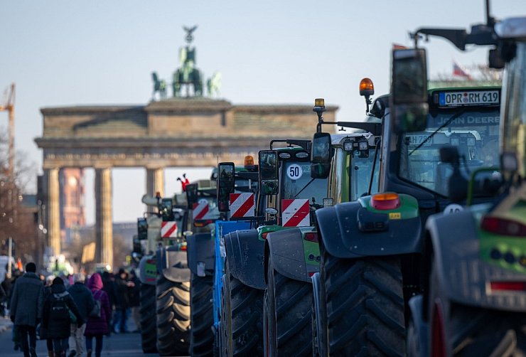 Traktoren vor dem Brandenburger Tor auf der Straße des 17. Juni. - © Monika Skolimowska/dpa