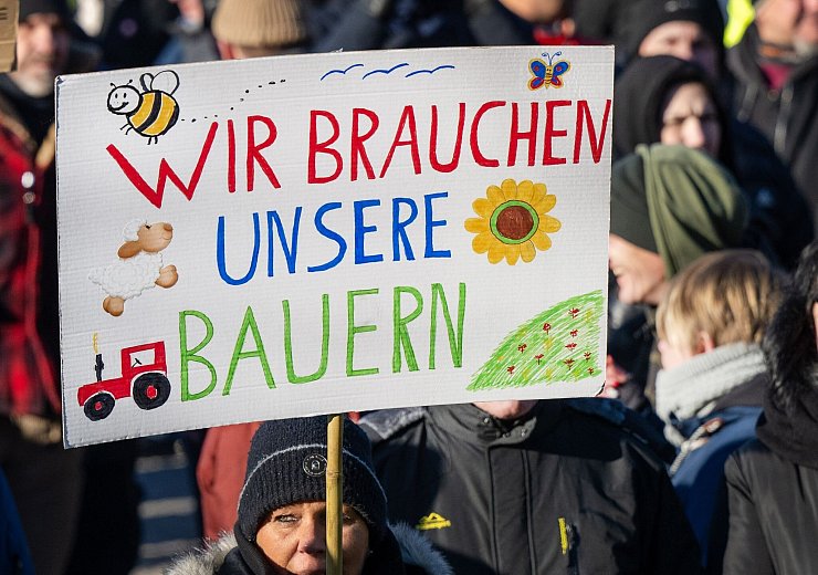 Kundgebung des Verbands der Freien Bauern gegen die Subventionskürzungen in der Agrarwirtschaft vor dem Brandenburger Tor. - © Monika Skolimowska/dpa
