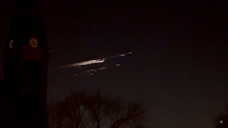 Ein Lichtschweif erhellt den Nachthimmel. - © --/NEWS5/dpa