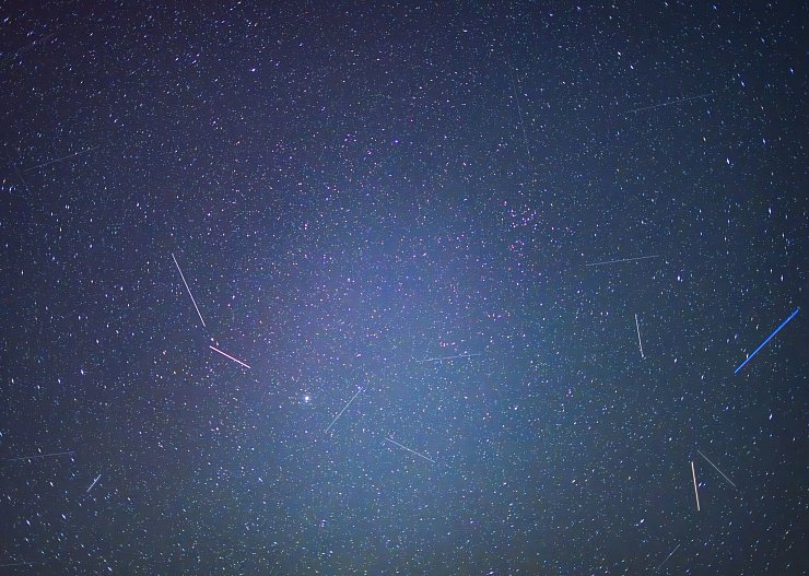 Verglühender Weltraumschrott leuchtet länger als Sternschnuppen. - © Patrick Pleul/dpa