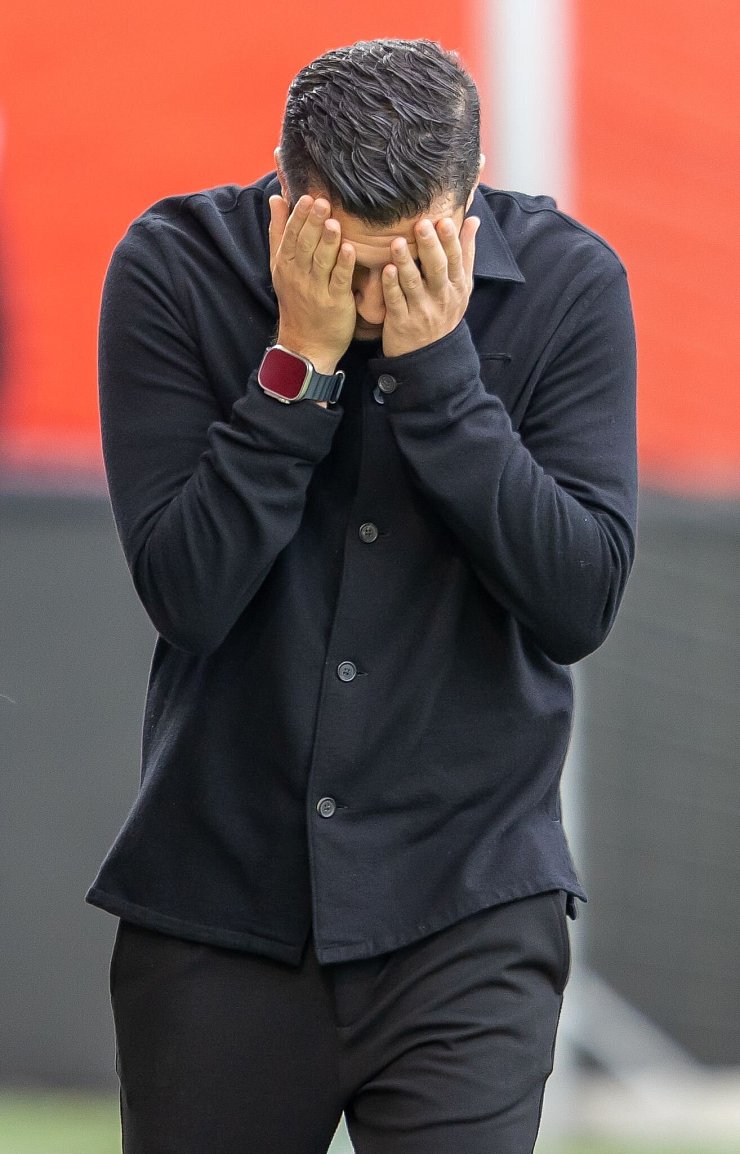 Trainer Nuri Sahin hat keine Erklärung für die Leistungsschwankung des BVB. - © Andreas Gora/dpa