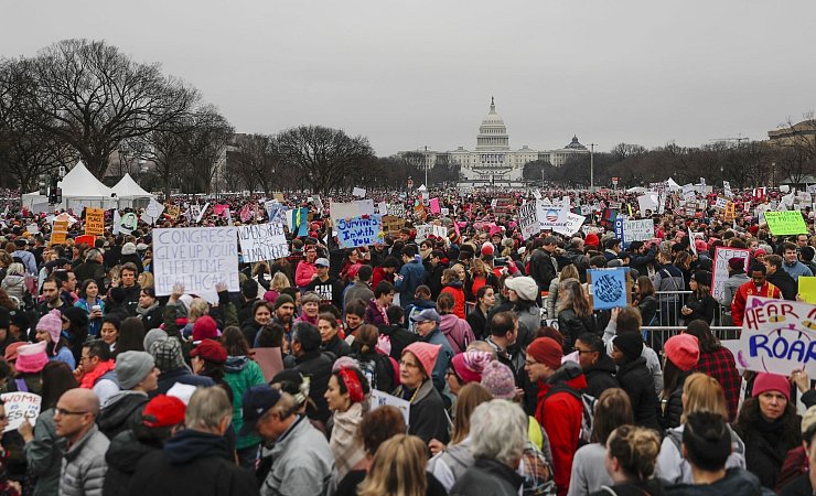 Nach Trumps erster Amtseinführung gingen landesweit Millionen von Menschen auf die Straße. (Archivbild) - © John Minchillo/AP/dpa