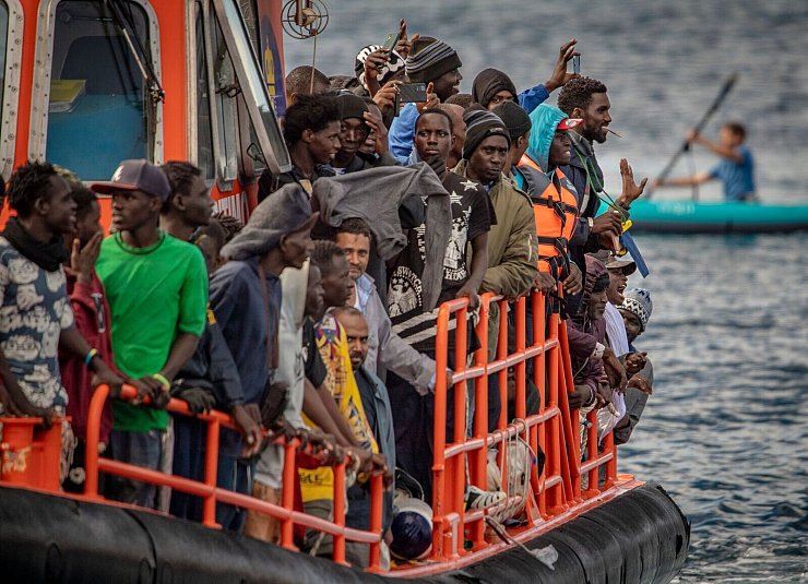 Immer wieder versuchen Migranten, in überfüllten Booten die Kanaren zu erreichen. (Archivfoto) - © Antonio Sempere/EUROPA PRESS/dpa