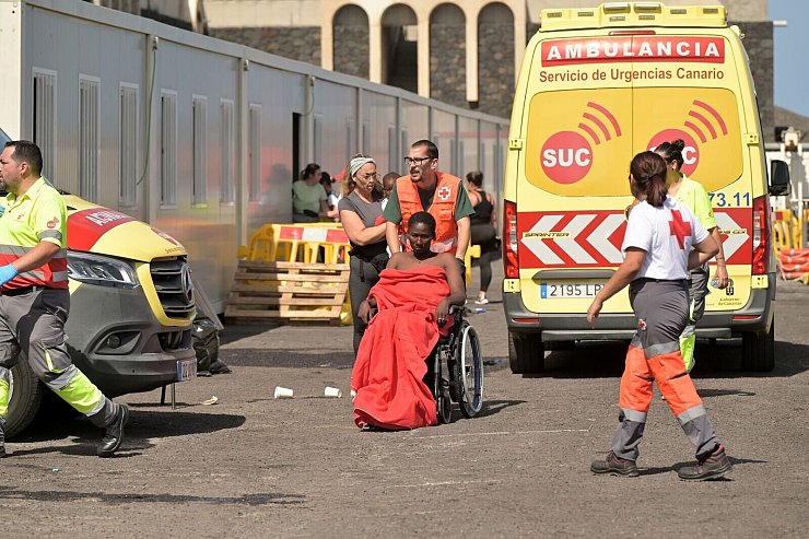 An Bord des Bootes waren viele Frauen und Kinder. - © Europa Press Canarias/EUROPA PRESS/dpa