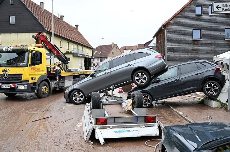 Auf einer Straße in Miedelsbach im Rems-Murr-Kreis (Baden-Württemnerg) stehen Fahrzeuge, die vom Hochwasser weggespült wurden. - © Bernd Weißbrod/dpa