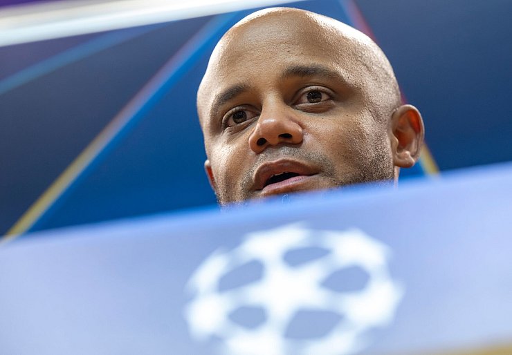 Kompany lobt seine Offensive. - © Peter Kneffel/dpa