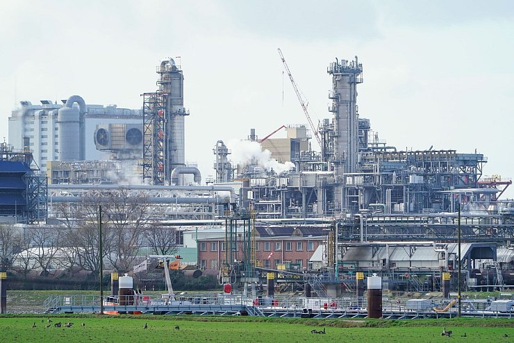 Der Chemiekonzern BASF zählt zu den wichtigsten Arbeitgebern in Rheinland-Pfalz. Der Sparkurs des Ludwigshafener Konzerns mit Stellenabbau und der Schließung von Anlagen bereitet dem Land Sorgen. (Archivbild) - © Uwe Anspach/dpa