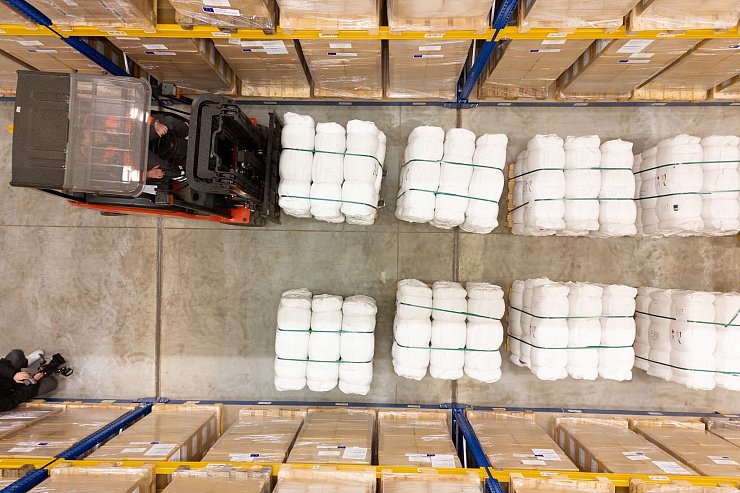 Ein Gabelstapler verlädt im Logistikzentrum des Deutschen Roten Kreuz (DRK) Hilfsgüter für die Zivilbevölkerung im Gazastreifen. - © Sebastian Kahnert/dpa