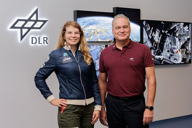 Rabea Rogge steht neben Walther Pelzer, dem Generaldirektor der Deutschen Raumfahrtagentur, im Deutschen Zentrum für Luft- und Raumfahrt. - © Deutsche Raumfahrtagentur im DLR/dpa