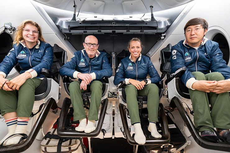 Die Crew von Rabea Rogge (links) hat lange in einer «Dragon»-Kapsel von SpaceX trainiert. - © -/SpaceX/dpa