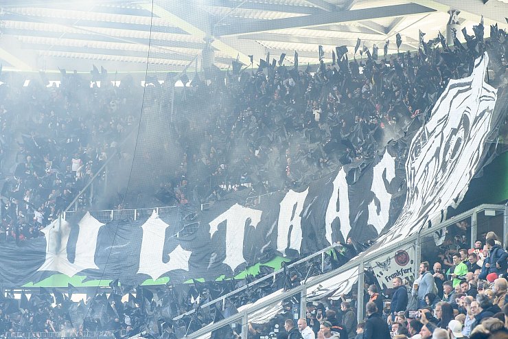 An nahezu jedem Spieltag brennen Fans in den Bundesligastadien Pyrotechnik ab. - © Swen Pförtner/dpa