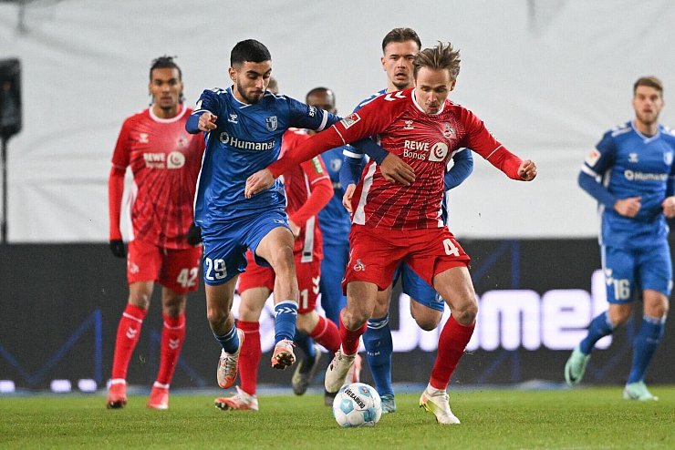 Livan Brucu (l) von Magdeburg und Mathias Olesen vom 1. FC Köln kämpfen um den Ball. - © Christophe Gateau/dpa