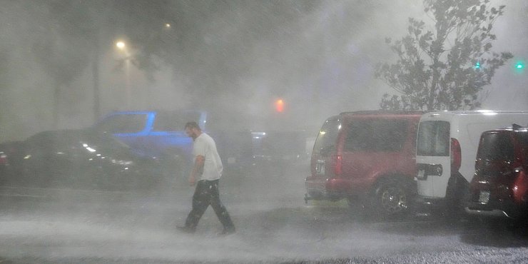 Meteorologen erwarten aber weiter heftigen Regen. - © Julio Cortez/AP/dpa