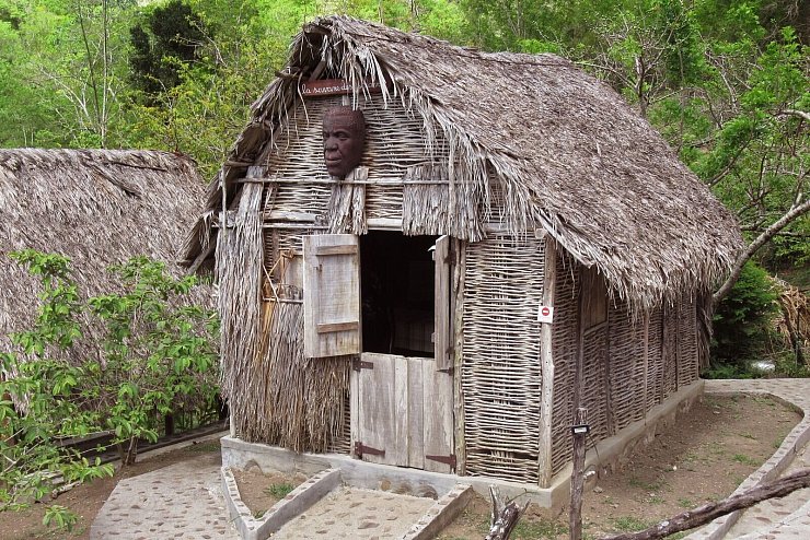 Erinnert mit einem nachgebauten Sklavendorf an die französische Kolonialzeit: das Freilichtmuseum «La Savane des Esclaves», mit dem auch das kulturelle Erbe der Insel erhalten werden soll. - © Sabine Glaubitz/dpa-tmn