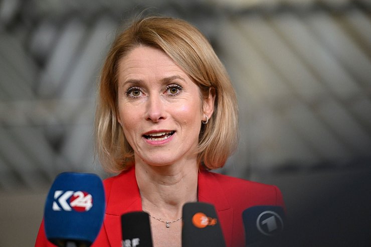 Die Lockerung der Sanktionen soll nach Angaben von EU-Chefdiplomatin Kaja Kallas an Bedingungen geknüpft werden. (Archivbild) - © Harry Nakos/AP/dpa
